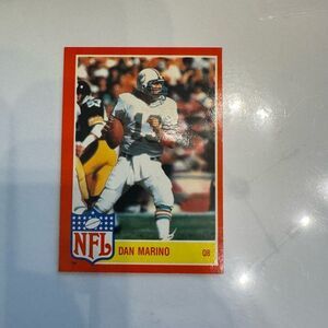 NFL Trading Card - Red and White Dan Marino Topps 1985 mint